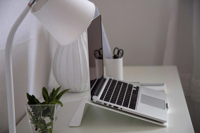 Consejos prácticos para un espacio de trabajo en casa eficiente y agradable